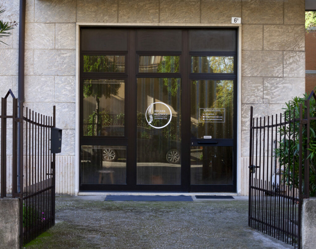 Vetrina dello Studio Chirorpatico a Verona del Dottore Chiropratico Oscar Mazzocco con vetrofania dei contatti sulla porta d'ingresso