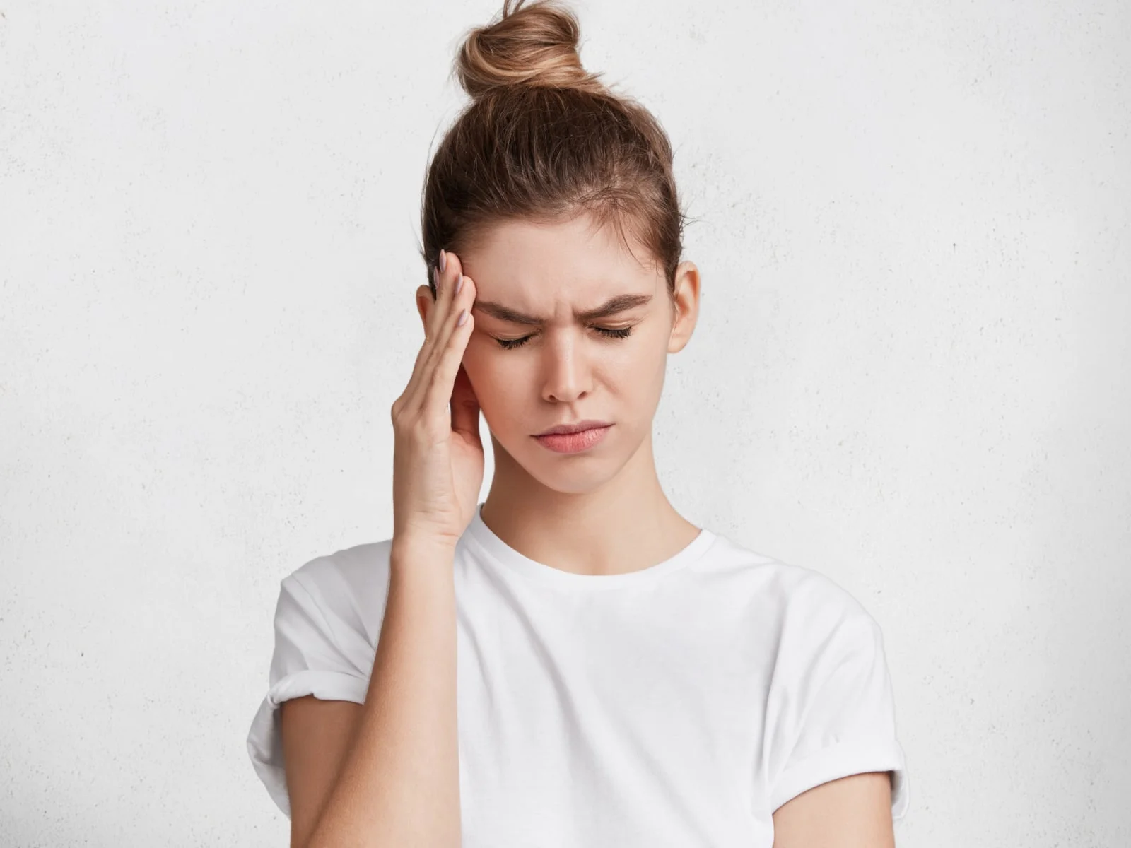 ragazza che soffre di mal di testa o emicrania