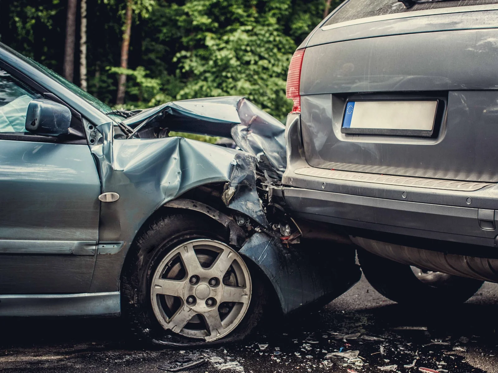foto di incidente che ha causato un colpo di frusta al conducente dell'auto